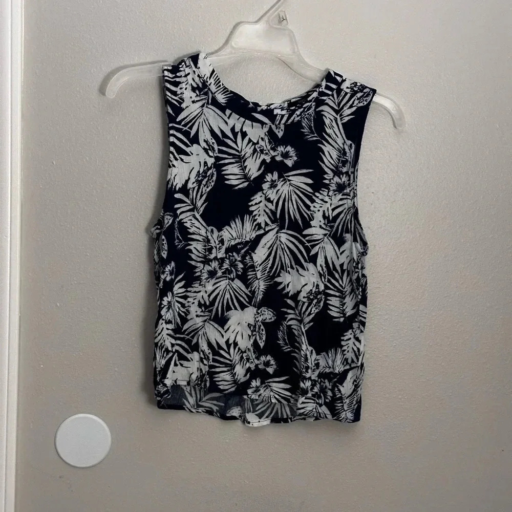 Forever 21 Women Blue Palm Trees Floral Top Size Medium‎